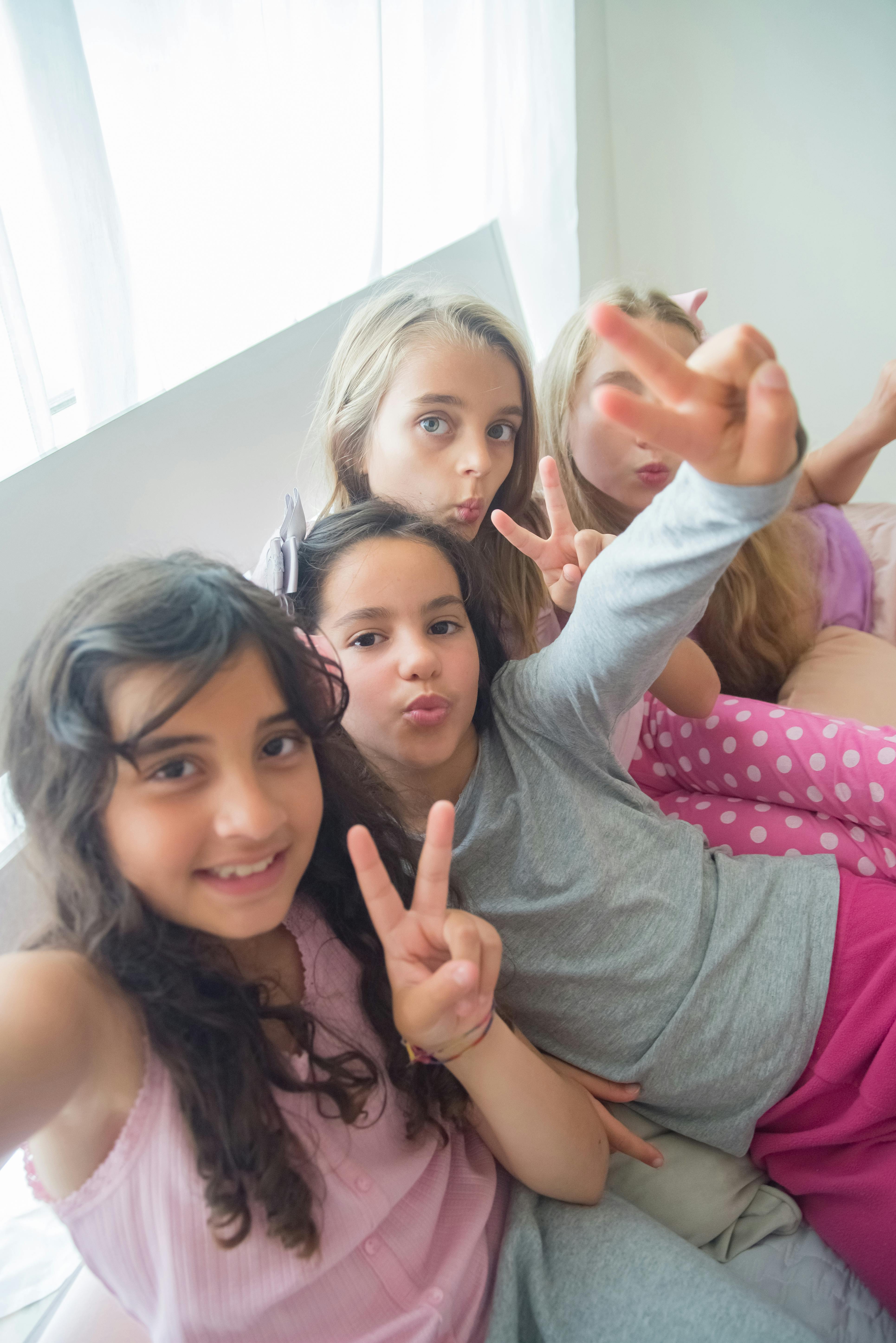 文化传媒拍摄团队与制作现场氛围